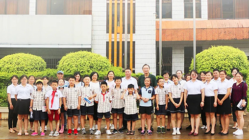 《南國早報(bào)》小記者團(tuán)走進(jìn)百裕集團(tuán)生產(chǎn)中心，探訪“學(xué)生裝”奧秘